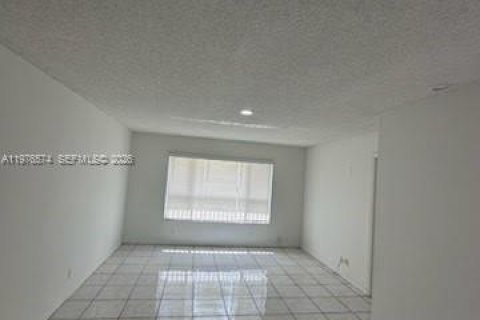 Condo in Coral Springs, Florida, 2 bedrooms  № 2040516 - photo 6