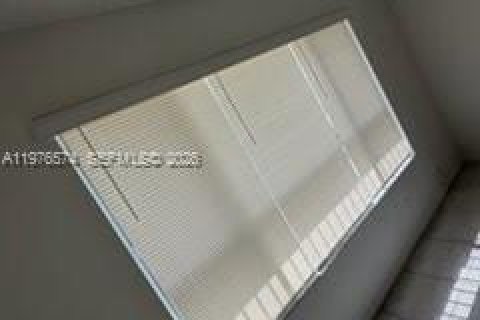 Condo in Coral Springs, Florida, 2 bedrooms  № 2040516 - photo 7