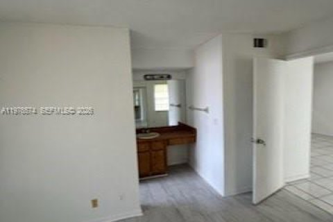 Condo in Coral Springs, Florida, 2 bedrooms  № 2040516 - photo 3
