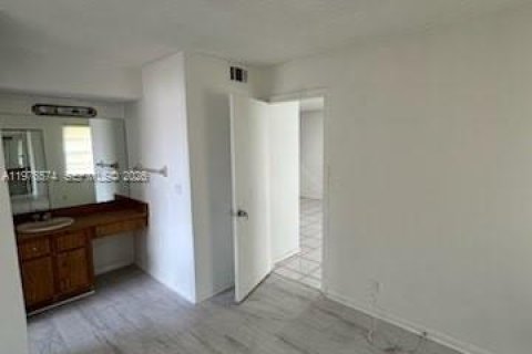 Condo in Coral Springs, Florida, 2 bedrooms  № 2040516 - photo 4