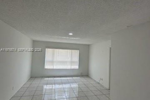 Condo in Coral Springs, Florida, 2 bedrooms  № 2040516 - photo 5