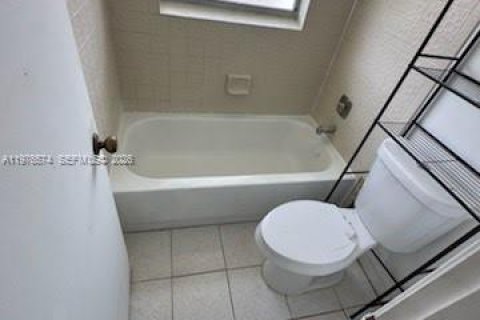 Condo in Coral Springs, Florida, 2 bedrooms  № 2040516 - photo 8