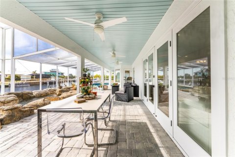 House in Port Charlotte, Florida 4 bedrooms, 305.18 sq.m. № 2235480 - photo 30