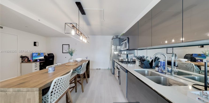 Кондоминиум с 1 спальней в Майами, Флорида № 1986372