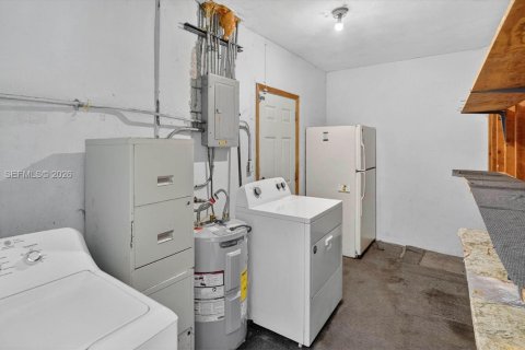 House in Miami, Florida 2 bedrooms, 120.4 sq.m. № 2046521 - photo 6