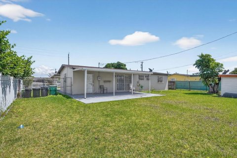 House in Miami, Florida 2 bedrooms, 120.4 sq.m. № 2046521 - photo 13