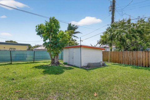 House in Miami, Florida 2 bedrooms, 120.4 sq.m. № 2046521 - photo 14