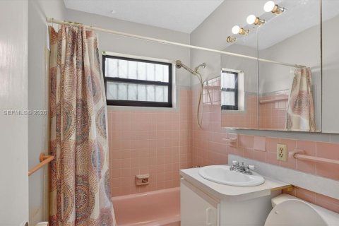 House in Miami, Florida 2 bedrooms, 120.4 sq.m. № 2046521 - photo 8