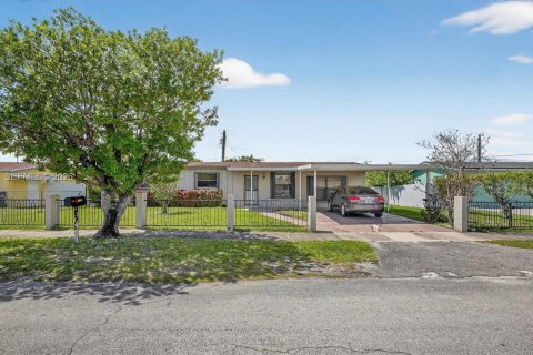 House in Miami, Florida 2 bedrooms, 120.4 sq.m. № 2046521