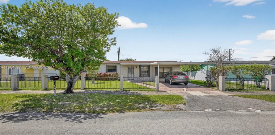 House in Miami, Florida 2 bedrooms, 120.4 sq.m. № 2046521