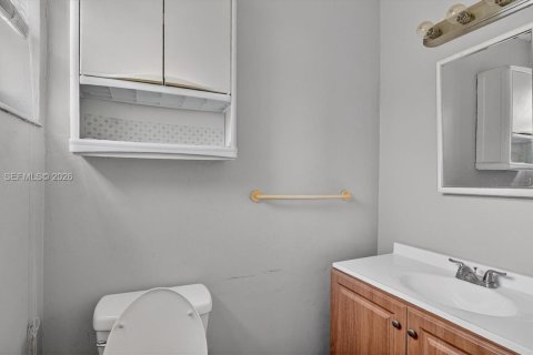 House in Miami, Florida 2 bedrooms, 120.4 sq.m. № 2046521 - photo 11