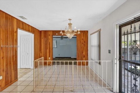 House in Miami, Florida 2 bedrooms, 120.4 sq.m. № 2046521 - photo 3