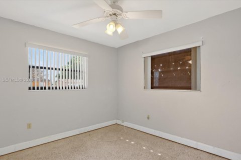 House in Miami, Florida 2 bedrooms, 120.4 sq.m. № 2046521 - photo 10