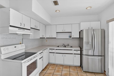 House in Miami, Florida 2 bedrooms, 120.4 sq.m. № 2046521 - photo 5