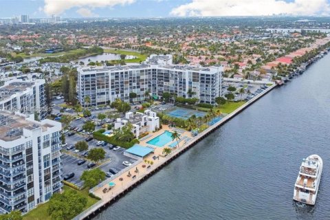 Купить кондоминиум в Халландейл-Бич, Флорида 1 спальня, 99.87м2, № 1980230 - фото 7