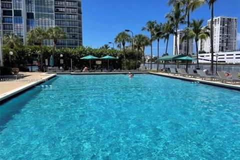 Купить кондоминиум в Халландейл-Бич, Флорида 1 спальня, 99.87м2, № 1980230 - фото 5