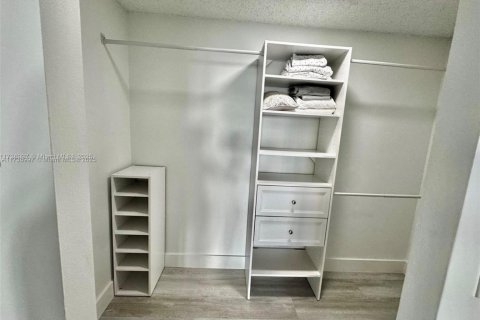 Купить кондоминиум в Халландейл-Бич, Флорида 1 спальня, 99.87м2, № 1980230 - фото 3