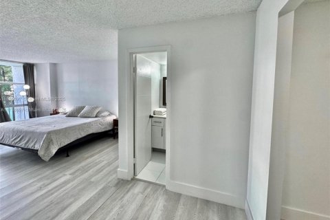 Купить кондоминиум в Халландейл-Бич, Флорида 1 спальня, 99.87м2, № 1980230 - фото 1