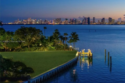 Casa en venta en Miami Beach, Florida, 8 dormitorios, 1570.98 m2 № 2016480 - foto 7