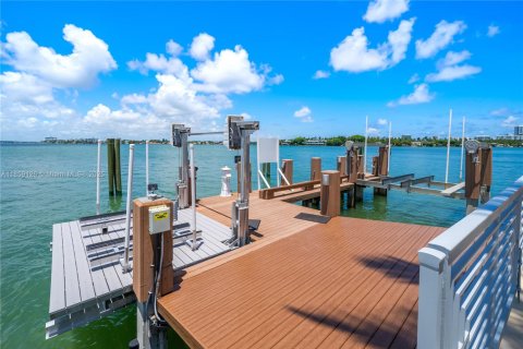 Casa en venta en Miami Beach, Florida, 8 dormitorios, 1570.98 m2 № 2016480 - foto 8