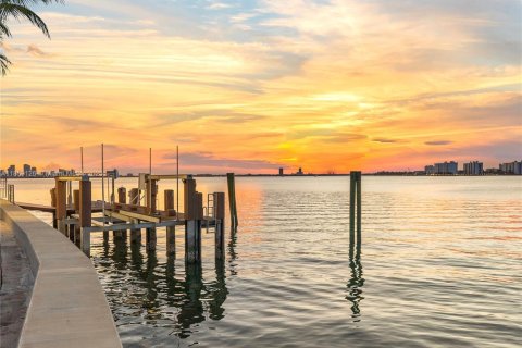 Casa en venta en Miami Beach, Florida, 8 dormitorios, 1570.98 m2 № 2016480 - foto 6