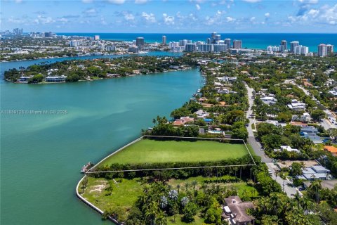 Casa en venta en Miami Beach, Florida, 8 dormitorios, 1570.98 m2 № 2016480 - foto 3