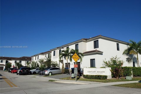 Снять в аренду таунхаус в Майами, Флорида 4 спальни, 178.37м2, № 1986904 - фото 2