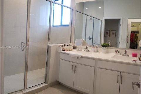 Снять в аренду таунхаус в Майами, Флорида 4 спальни, 178.37м2, № 1986904 - фото 18