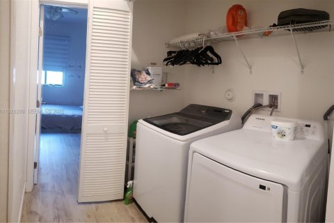 Снять в аренду таунхаус в Майами, Флорида 4 спальни, 178.37м2, № 1986904 - фото 23