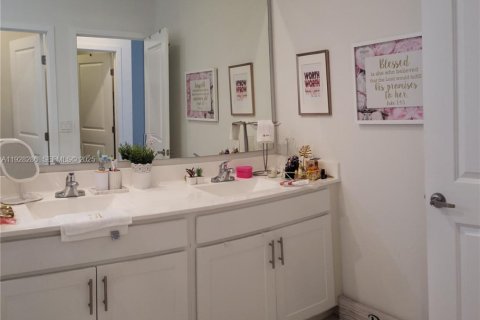 Снять в аренду таунхаус в Майами, Флорида 4 спальни, 178.37м2, № 1986904 - фото 17