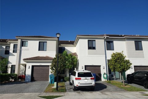 Снять в аренду таунхаус в Майами, Флорида 4 спальни, 178.37м2, № 1986904 - фото 1