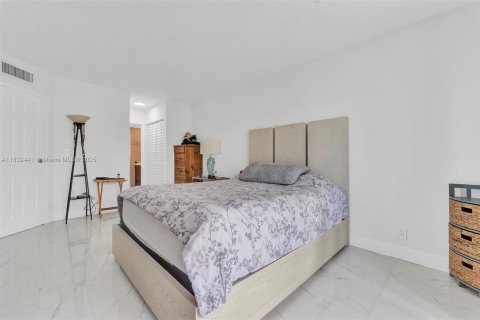 Condo in Lake Worth, Florida, 2 bedrooms  № 1828181 - photo 19