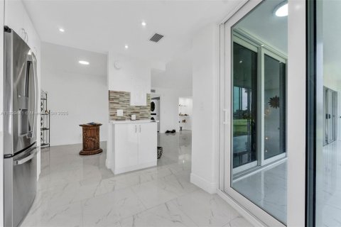 Condo in Lake Worth, Florida, 2 bedrooms  № 1828181 - photo 4