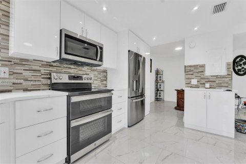 Condo in Lake Worth, Florida, 2 bedrooms  № 1828181 - photo 1