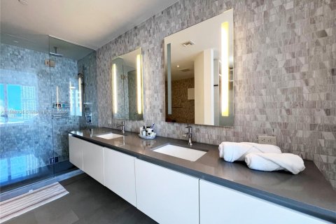 Condominio en alquiler en Miami, Florida, 3 dormitorios, 172.43 m2 № 2036667 - foto 27