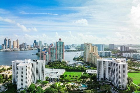 Condominio en alquiler en Aventura, Florida, 2 dormitorios, 98.66 m2 № 1151569 - foto 1