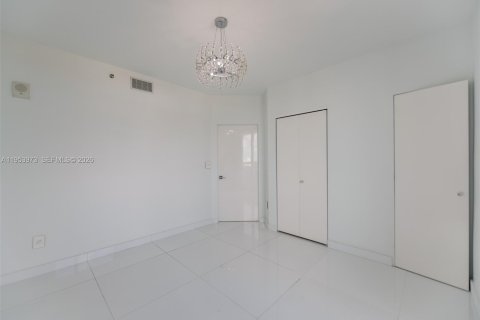 Condominio en alquiler en Miami, Florida, 2 dormitorios, 97.18 m2 № 2008313 - foto 25