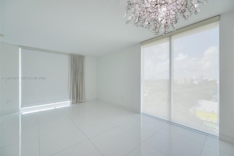 Condominio en alquiler en Miami, Florida, 2 dormitorios, 97.18 m2 № 2008313 - foto 10