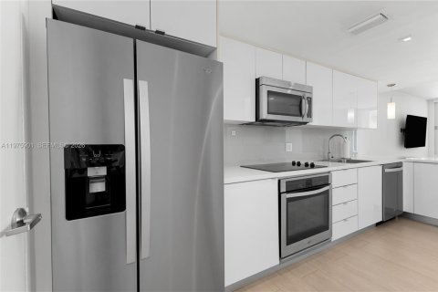 Condo in Miami Beach, Florida  № 2040103 - photo 2