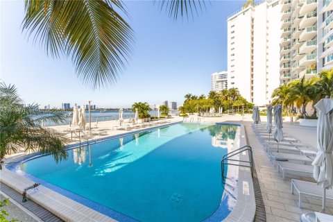 Condo in Miami Beach, Florida  № 2040103 - photo 14