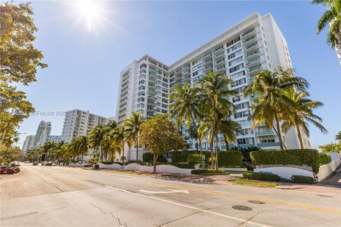 Condo in Miami Beach, Florida  № 2040103 - photo 18