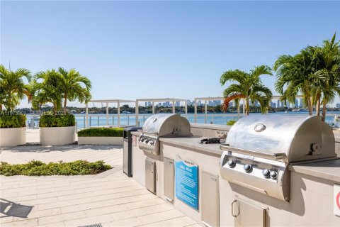 Condo in Miami Beach, Florida  № 2040103 - photo 15