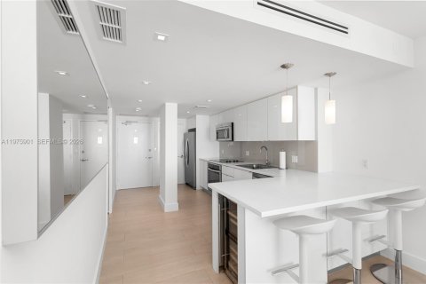 Condo in Miami Beach, Florida  № 2040103 - photo 8
