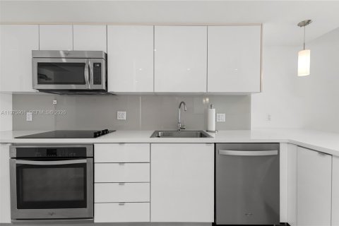 Condo in Miami Beach, Florida  № 2040103 - photo 9