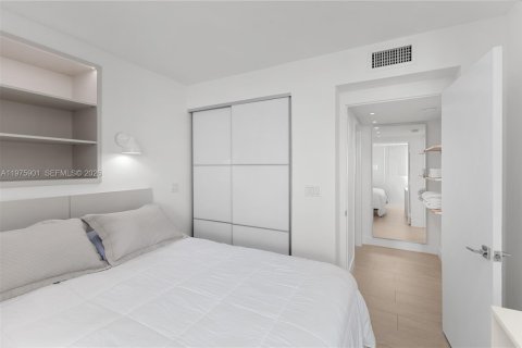 Condo in Miami Beach, Florida  № 2040103 - photo 4