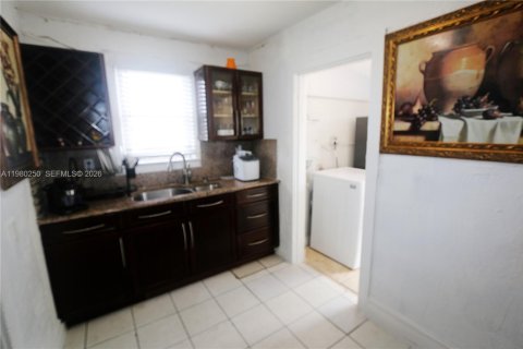 Commercial property in Miami, Florida 153.47 sq.m. № 2079661 - photo 10