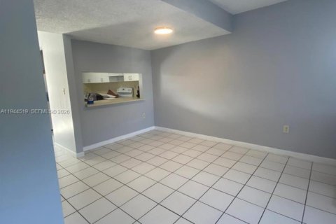 Condo in Hialeah, Florida, 2 bedrooms  № 2001070 - photo 7