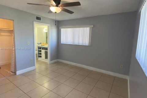 Condo in Hialeah, Florida, 2 bedrooms  № 2001070 - photo 16