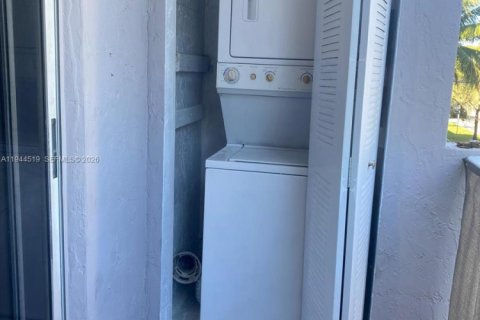 Condo in Hialeah, Florida, 2 bedrooms  № 2001070 - photo 18