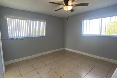 Condo in Hialeah, Florida, 2 bedrooms  № 2001070 - photo 17